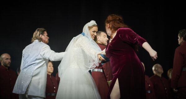 Keine Traumhochzeit bei Lohengrin in Barcelona. Regie: Katharina Wagner