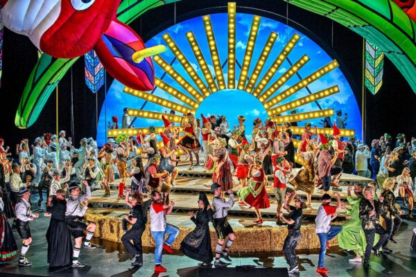 Dorffest im dritten Akt: Es wird bunt beim Chor.