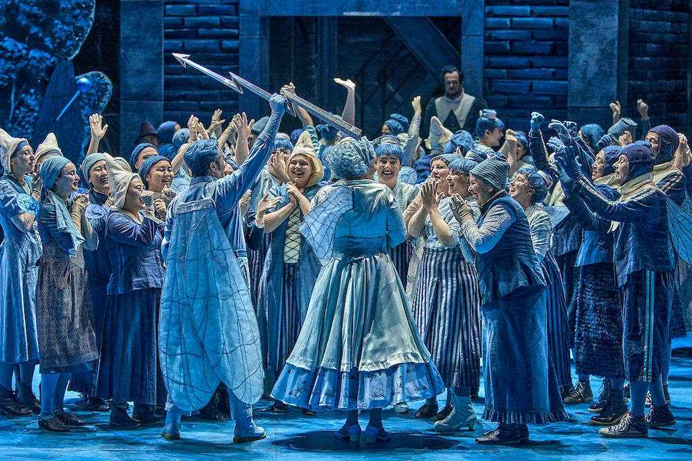 Wahre Spielfreude. Der Chor der Bayreuther Festspiele in Lohengrin 2025.